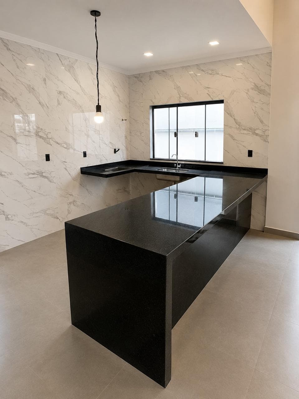 Cozinha Contemporânea com Ilha Central e Bancadas em Granito Preto São Gabriel