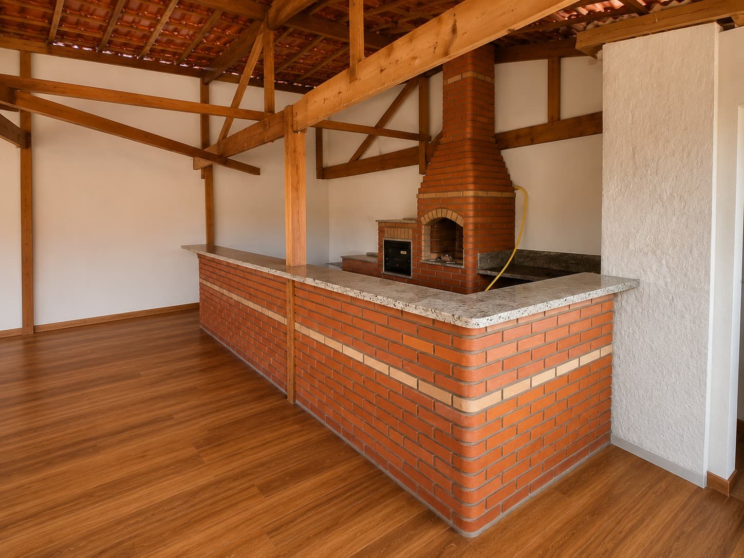 Espaço Churrasco em Tijolo Aparente com Bancada de Apoio em Granito