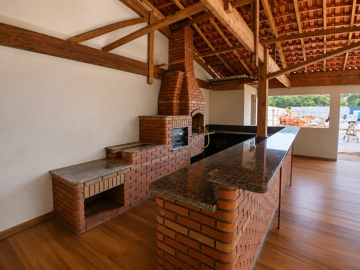 Área de Convivência Gourmet com Churrasqueira, Forno e Balcão Central em Granito